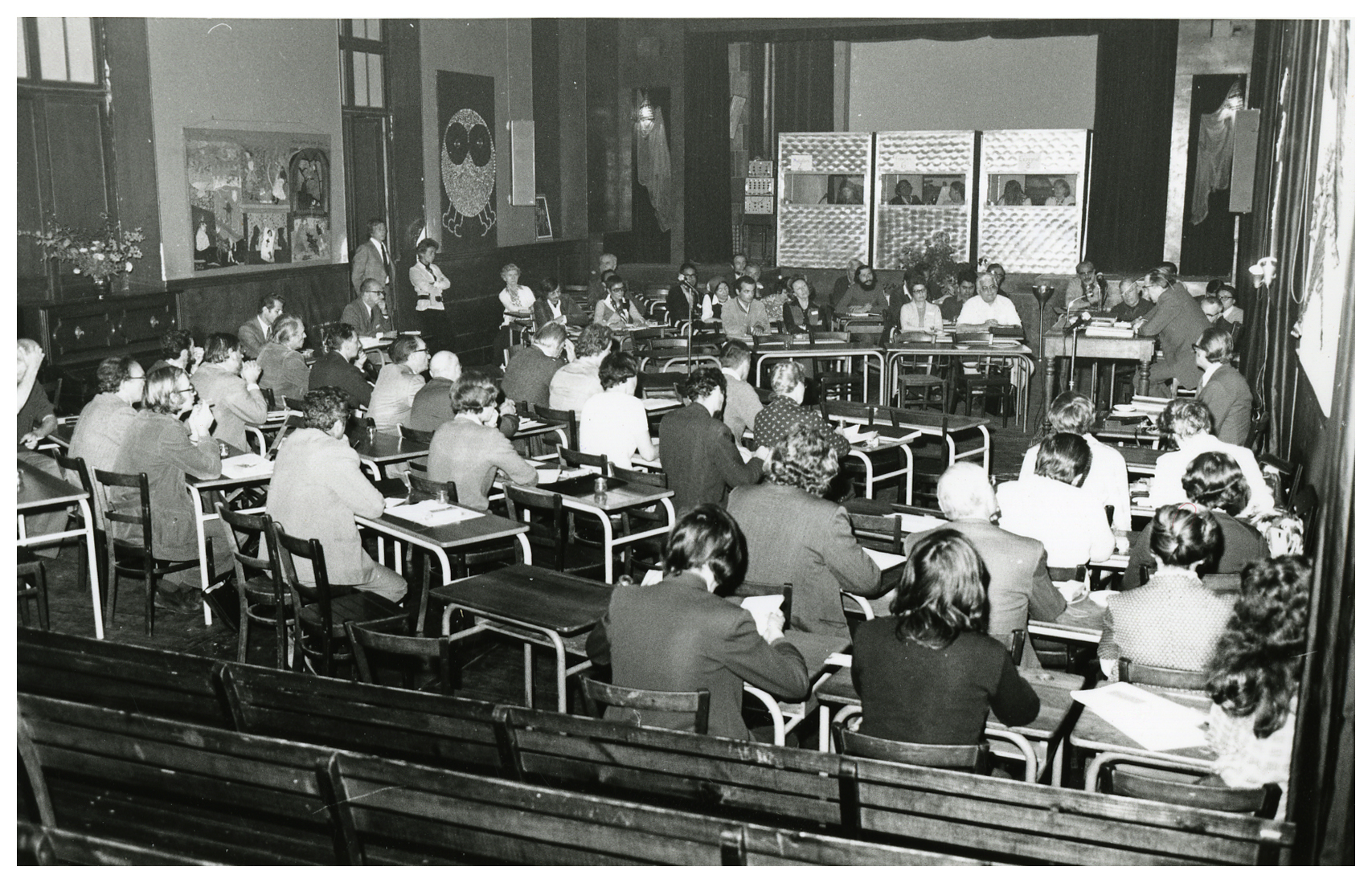 Photographie des membres de Emmaüs International durant la troisième assemblée mondiale à Charenton (France), 1974.