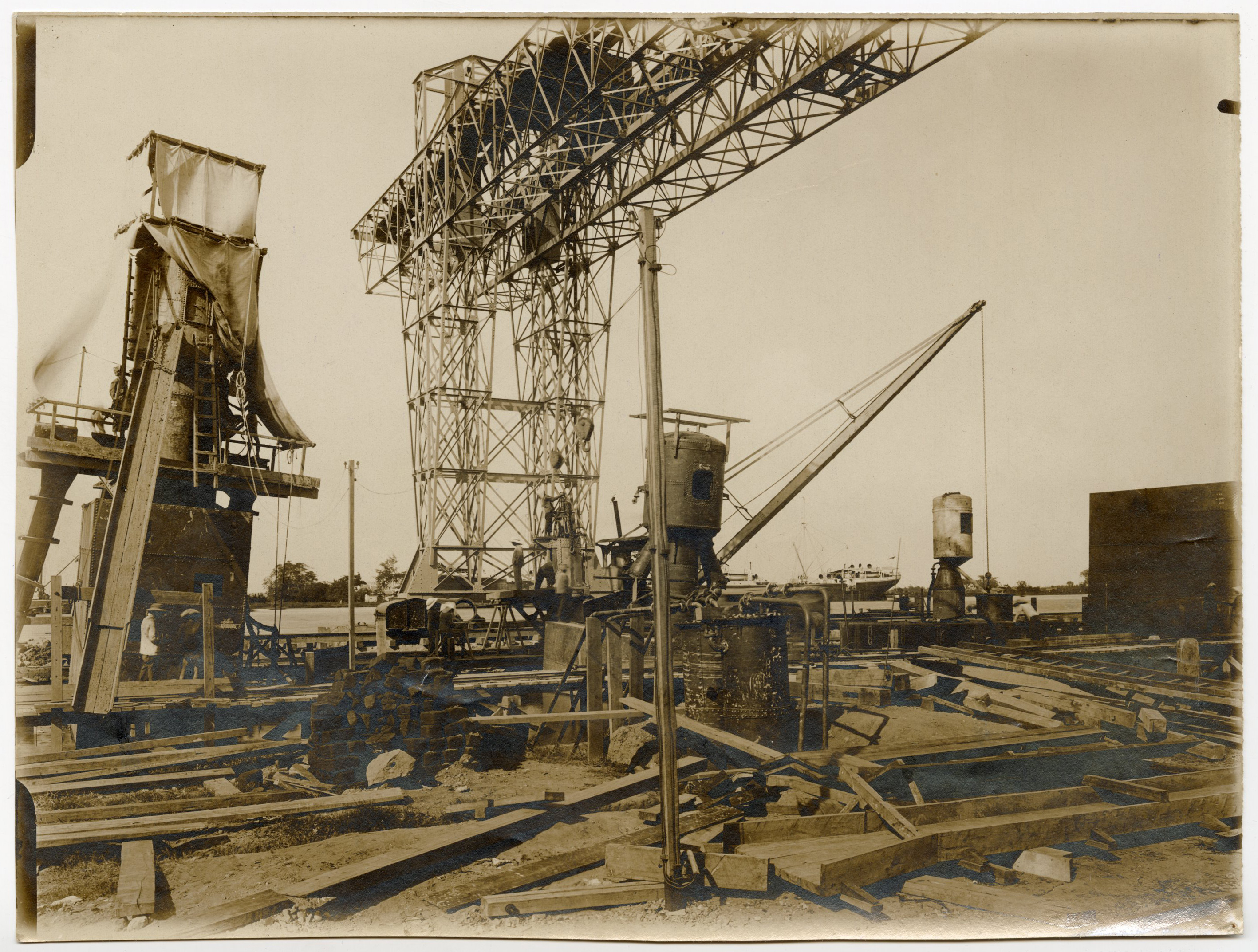 Photographie d'ouvriers indochinois et contremaîtres sur le chantier de construction d'un quai sur la rive droite de la rivière de Saigon, 1907-1910.