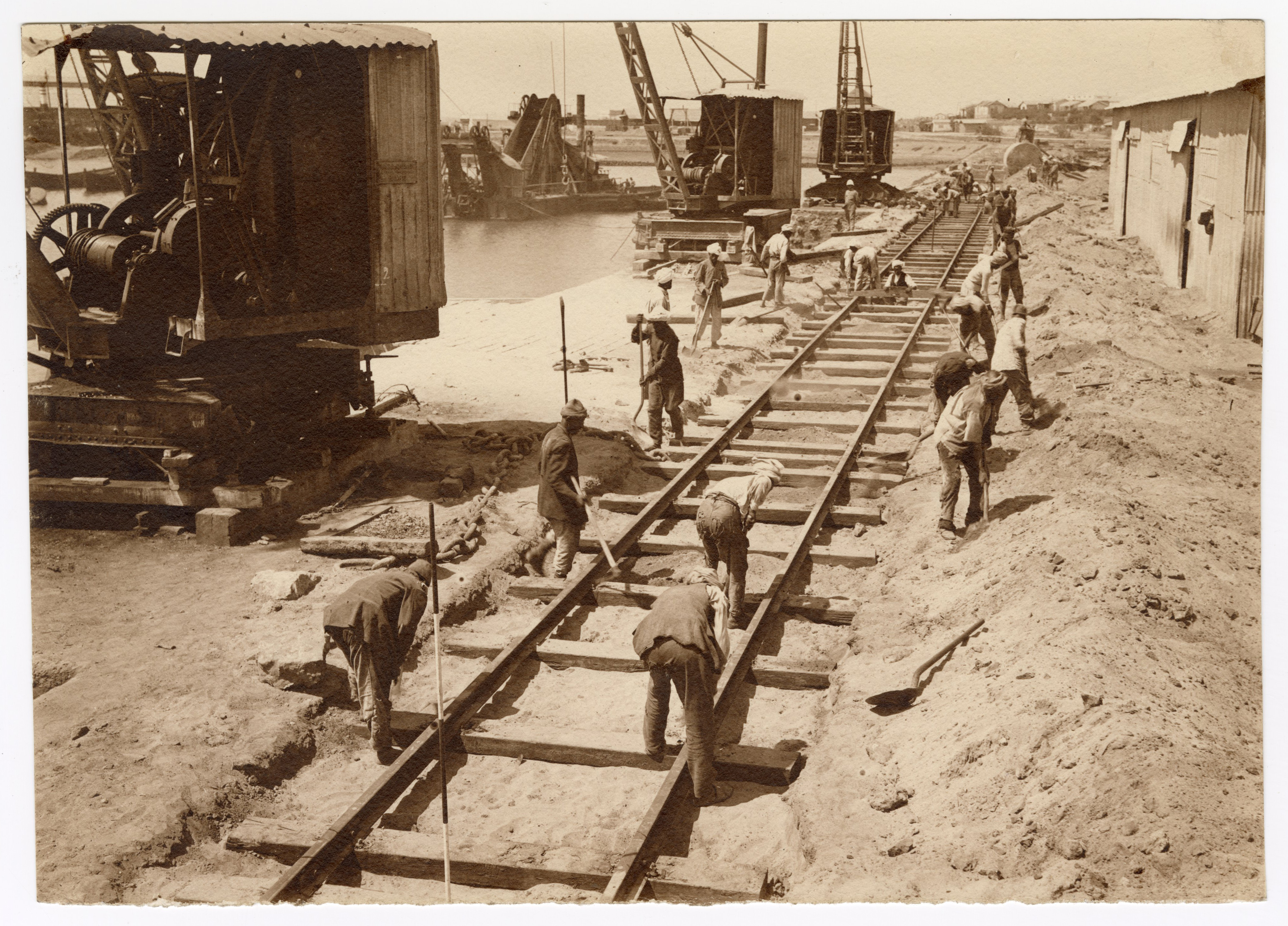 Constructeurs de voies ferrées lors de l’aménagement du port de Fedhala (Maroc) : tirage photographique, 1923.