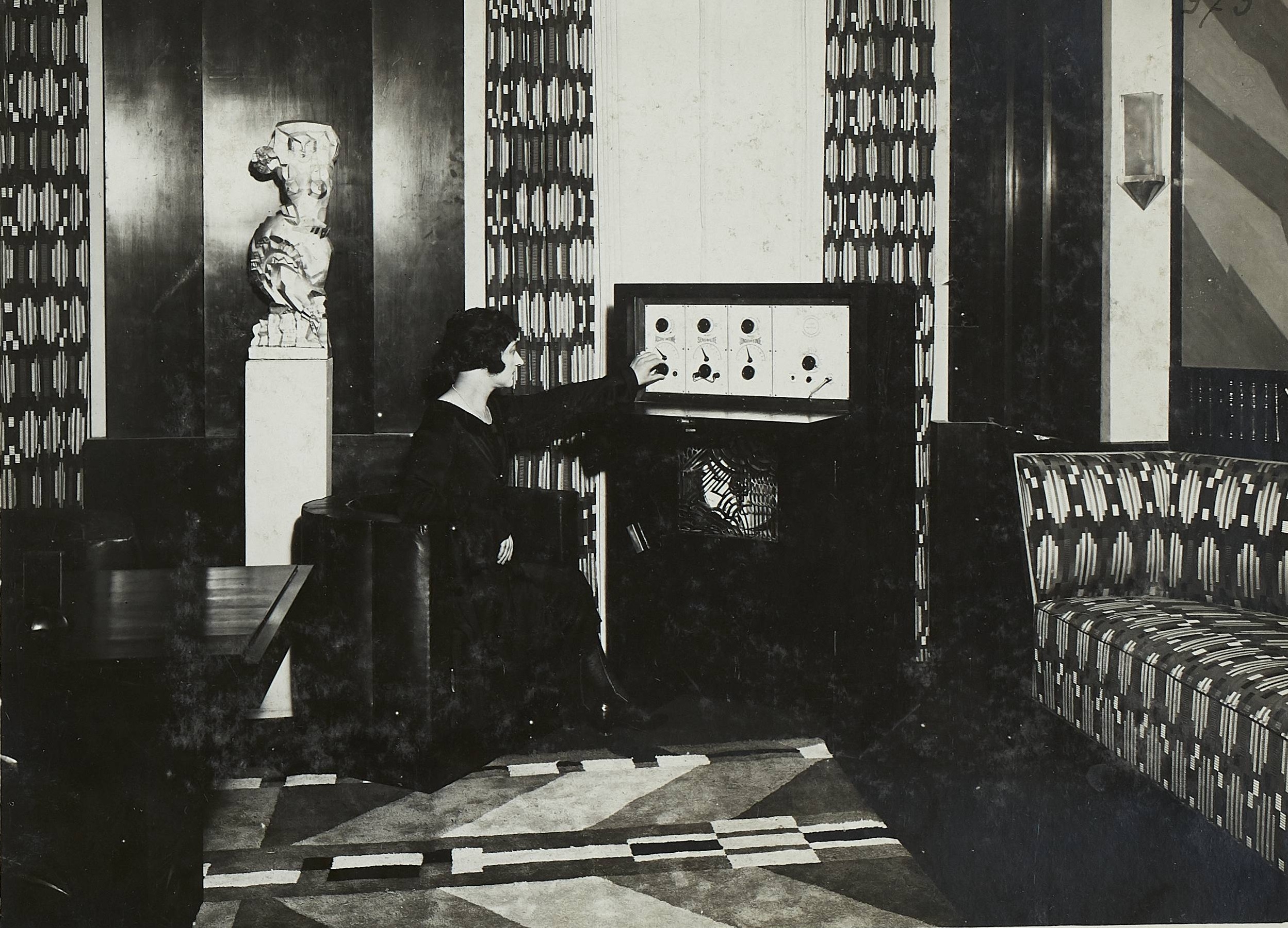 Stand du magasin du Louvre lors de l’Exposition internationale des arts décoratifs et industriels modernes : photographie, 1925. ANMT 2017 7 6. Fonds Thomson CSF.