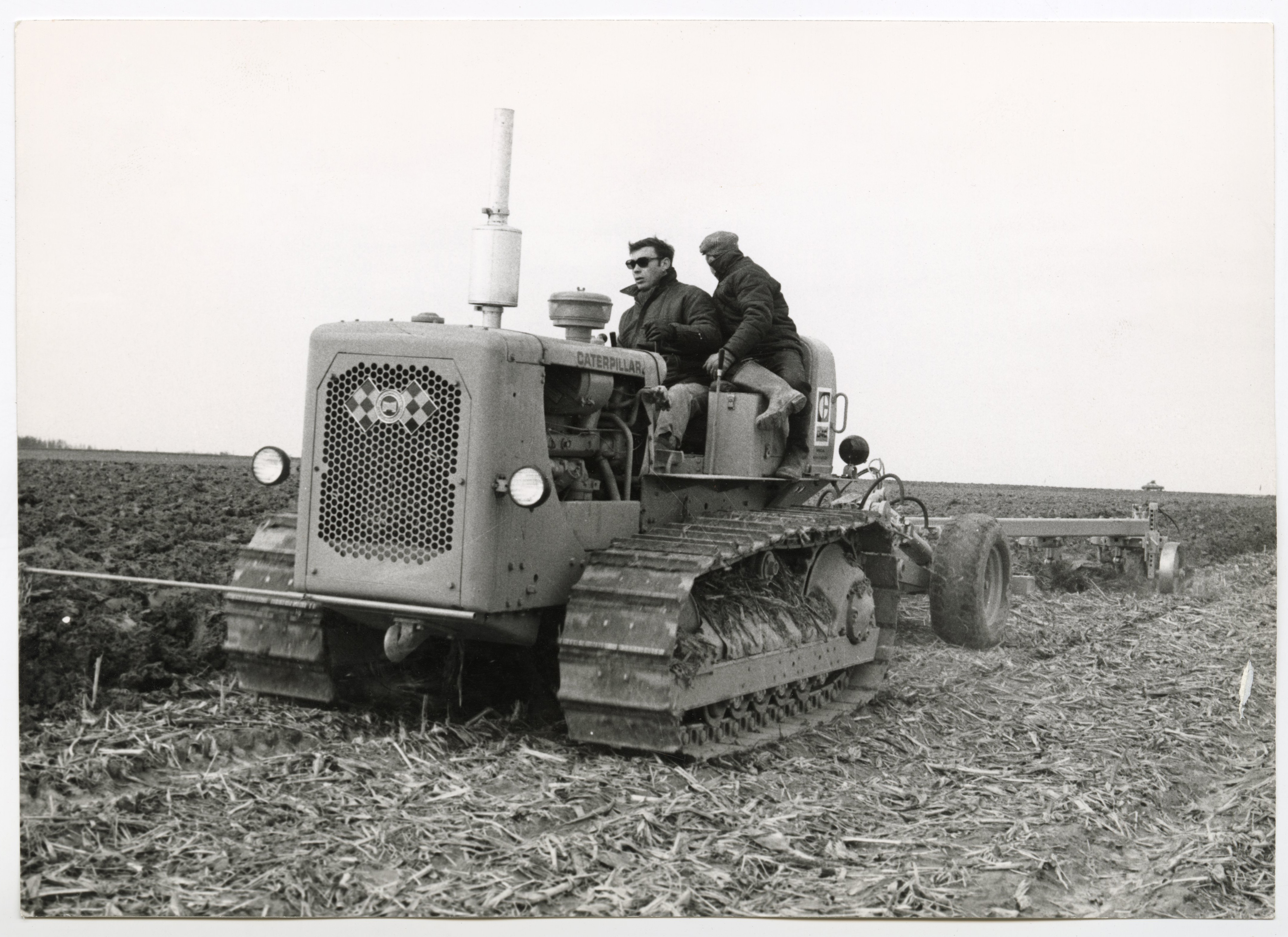 Agriculteurs labourant un champ : tirage photographique, lieu inconnus, années 1950.