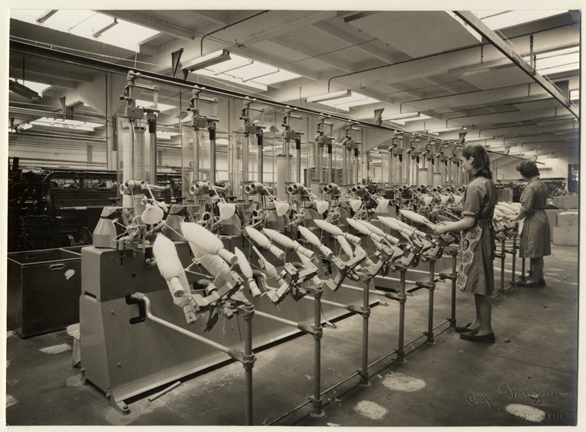 Ouvrières de l'atelier de bobinage de la manufacture Normant : tirage photographique, Romorantin (Loir-et-Cher), 1966.