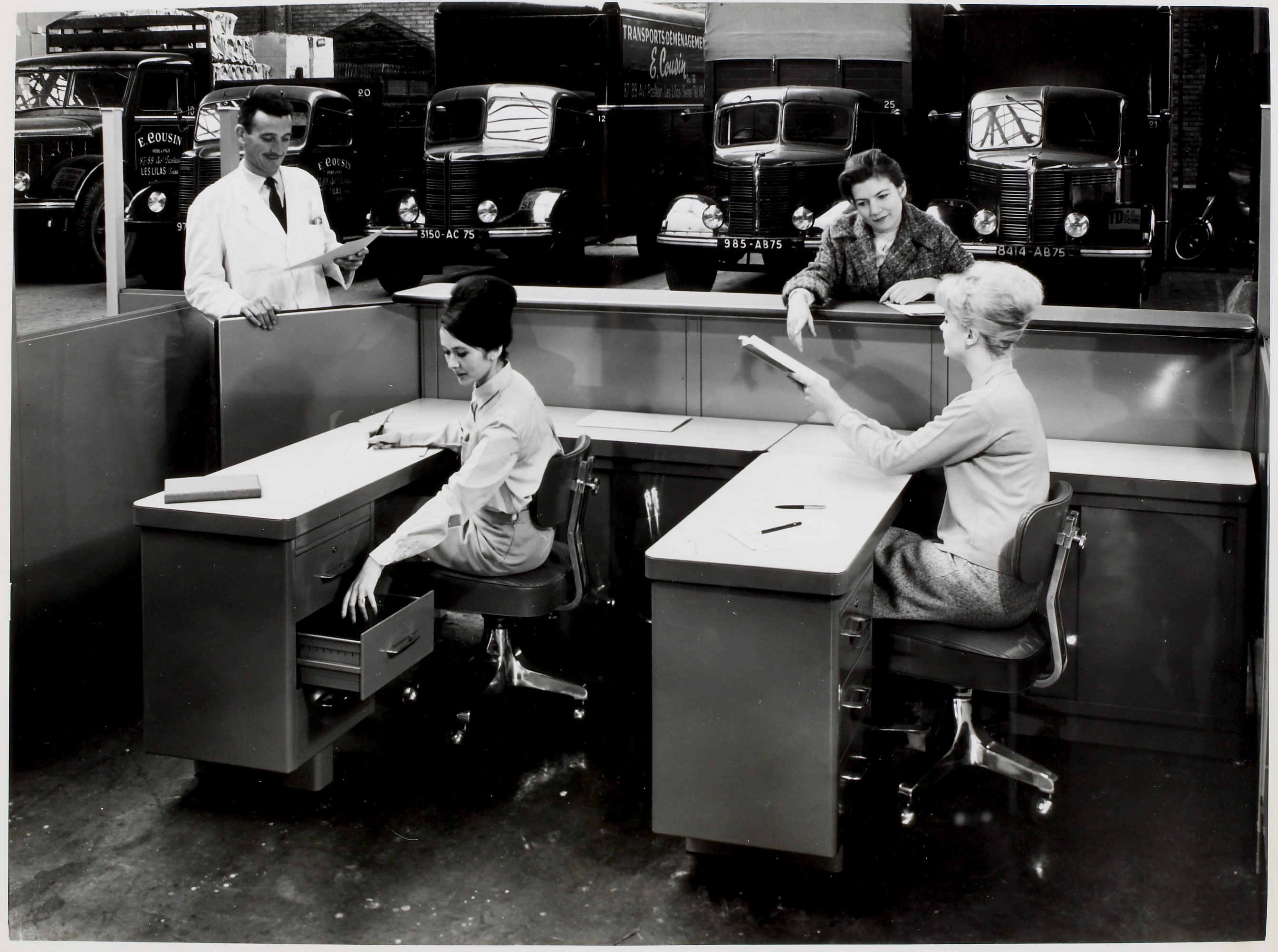 Publicité pour mobilier de bureau : tirage photographique, date & lieu inconnus.