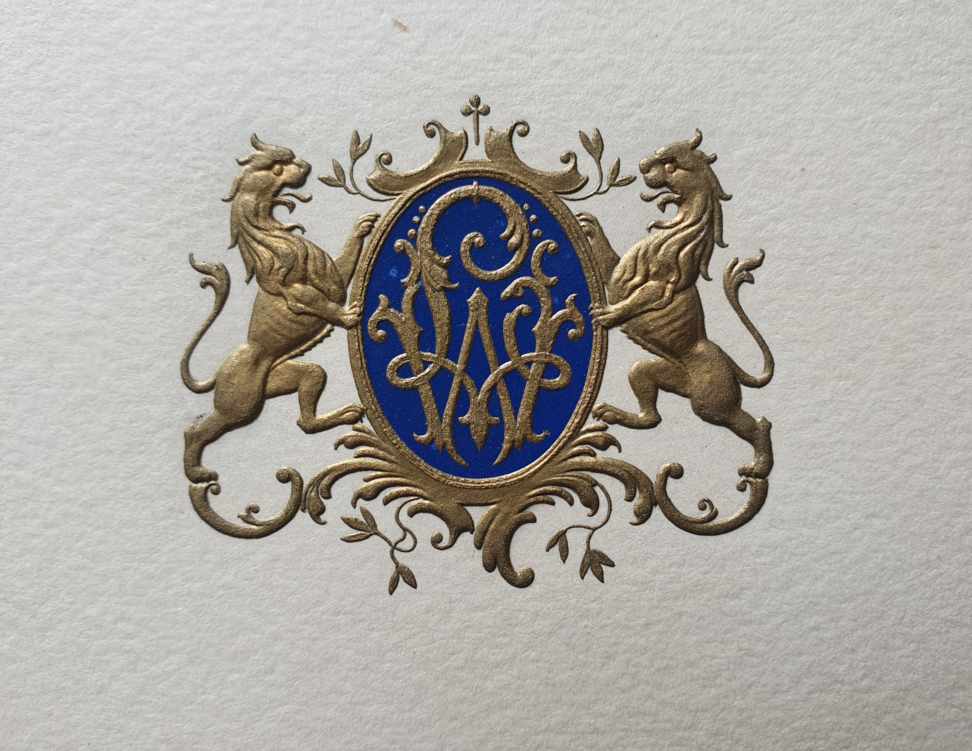 Monogramme de la Compagnie internationale des wagons-lits et des grands express européens et du tourisme : extrait de l’ouvrage Compagnie internationale des wagons-lits, Cinquantenaire de la Compagnie internationales des wagons-lits et des grands express européens 1876-1926, 1926, couverture.
