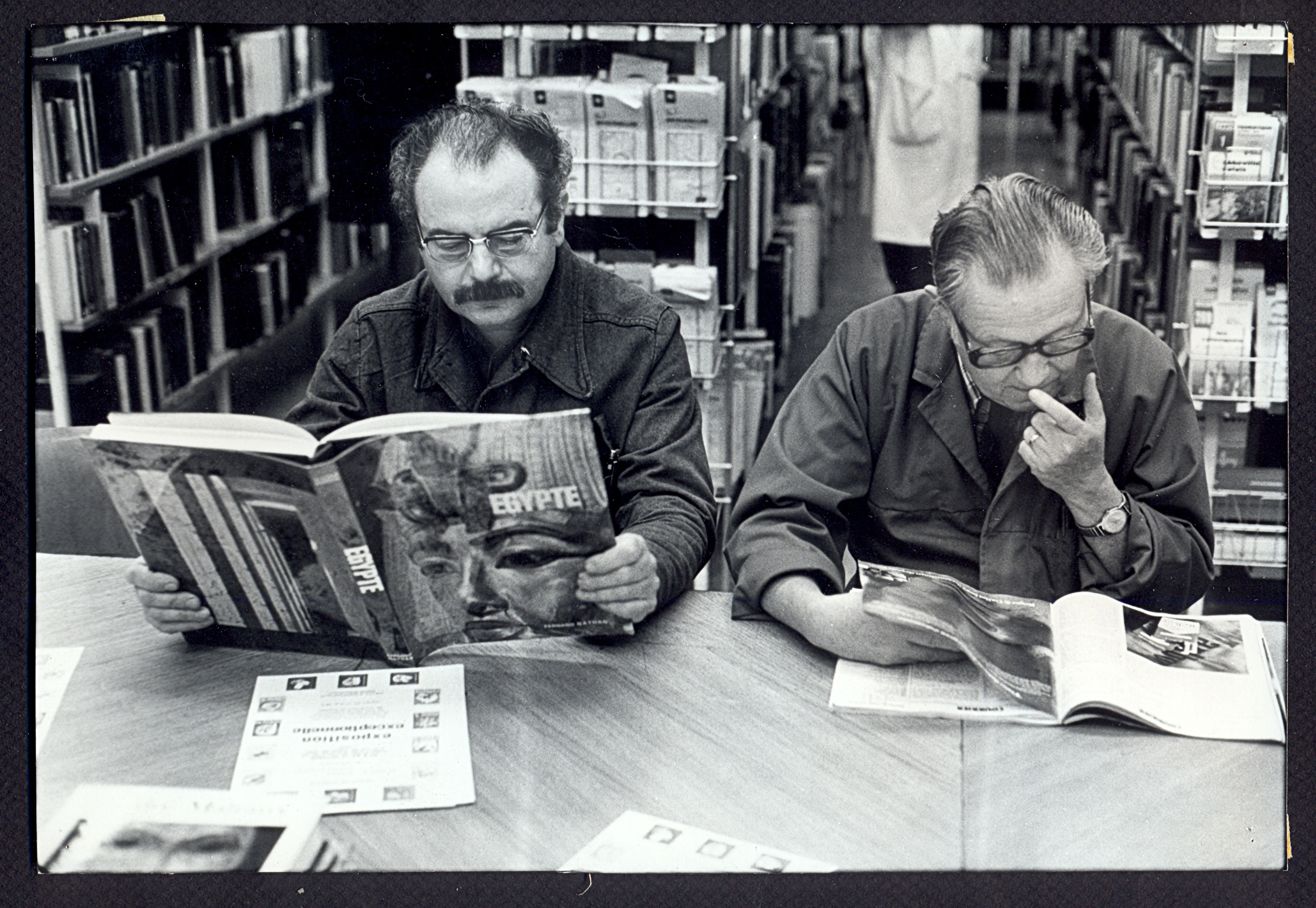 Lecteurs de la bibliothèque du comité d’entreprise de Renault : tirage photographique, Boulogne-Billancourt (Hauts-de-Seine), sans date.