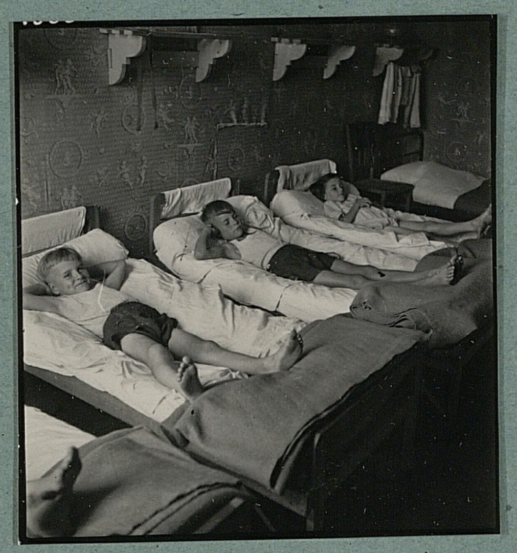 Enfants dans un dortoir : photographie, sans date.