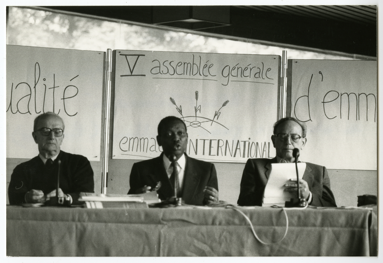 Photographie d'Albert Tévoédjrè durant sa prise de parole lors de l'assemblée de 1984 à Namur (Belgique).