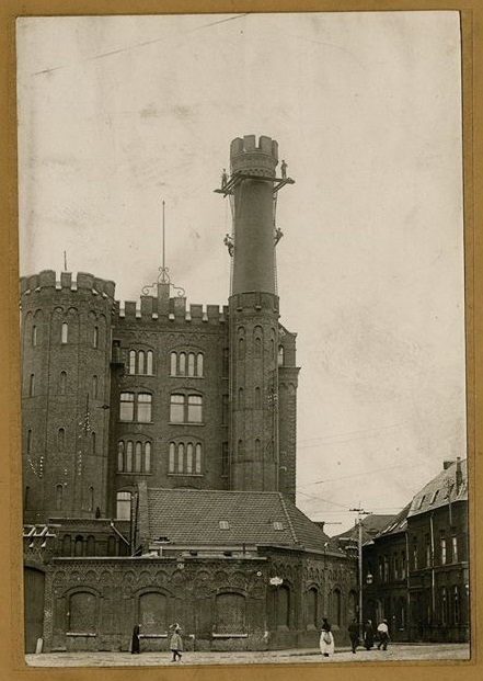 Photographie de la tour et de la cheminée à l'entrée de la filature.