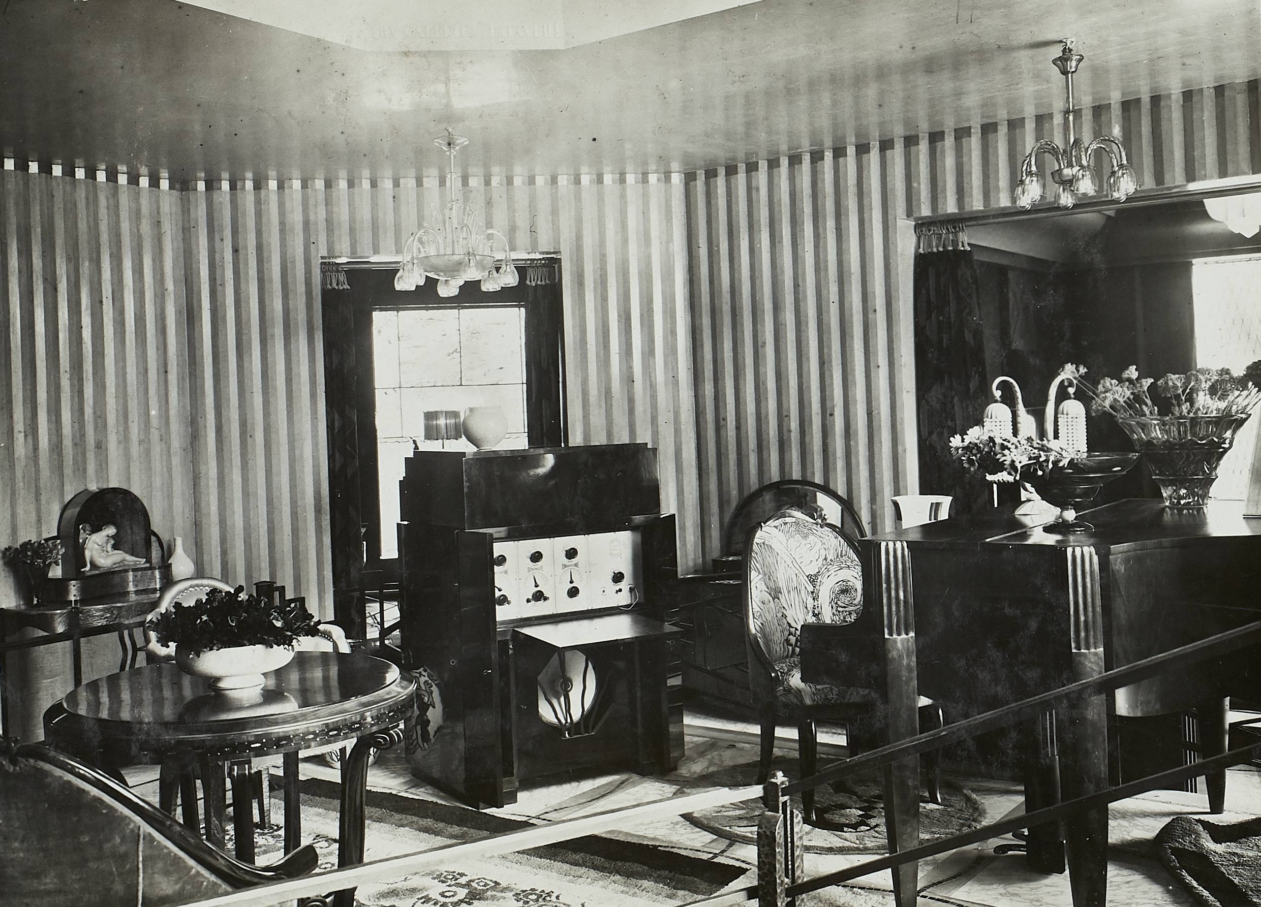 Stand des Galeries Lafayette : photographie, 1925. ANMT 2017 7 6. Fonds Thomson CSF.