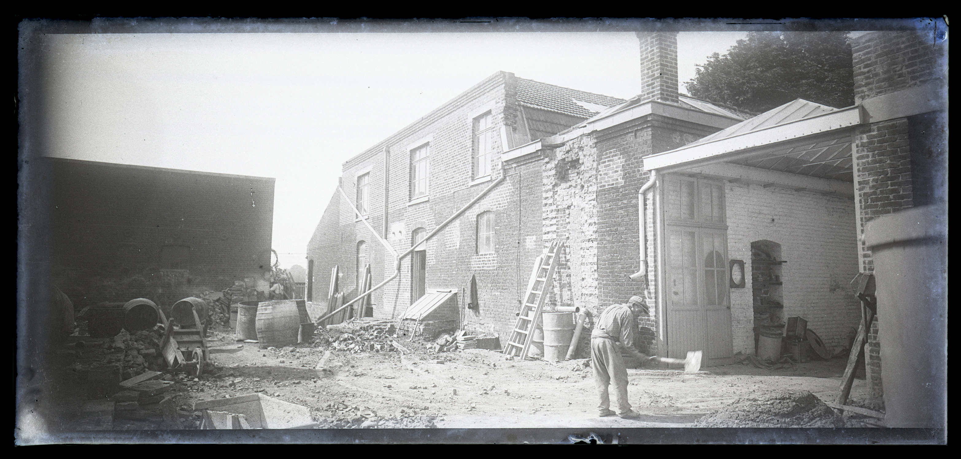 Ouvrier devant son usine : négatif sur plaque de verre, Thumesnil (Nord), années 1920.