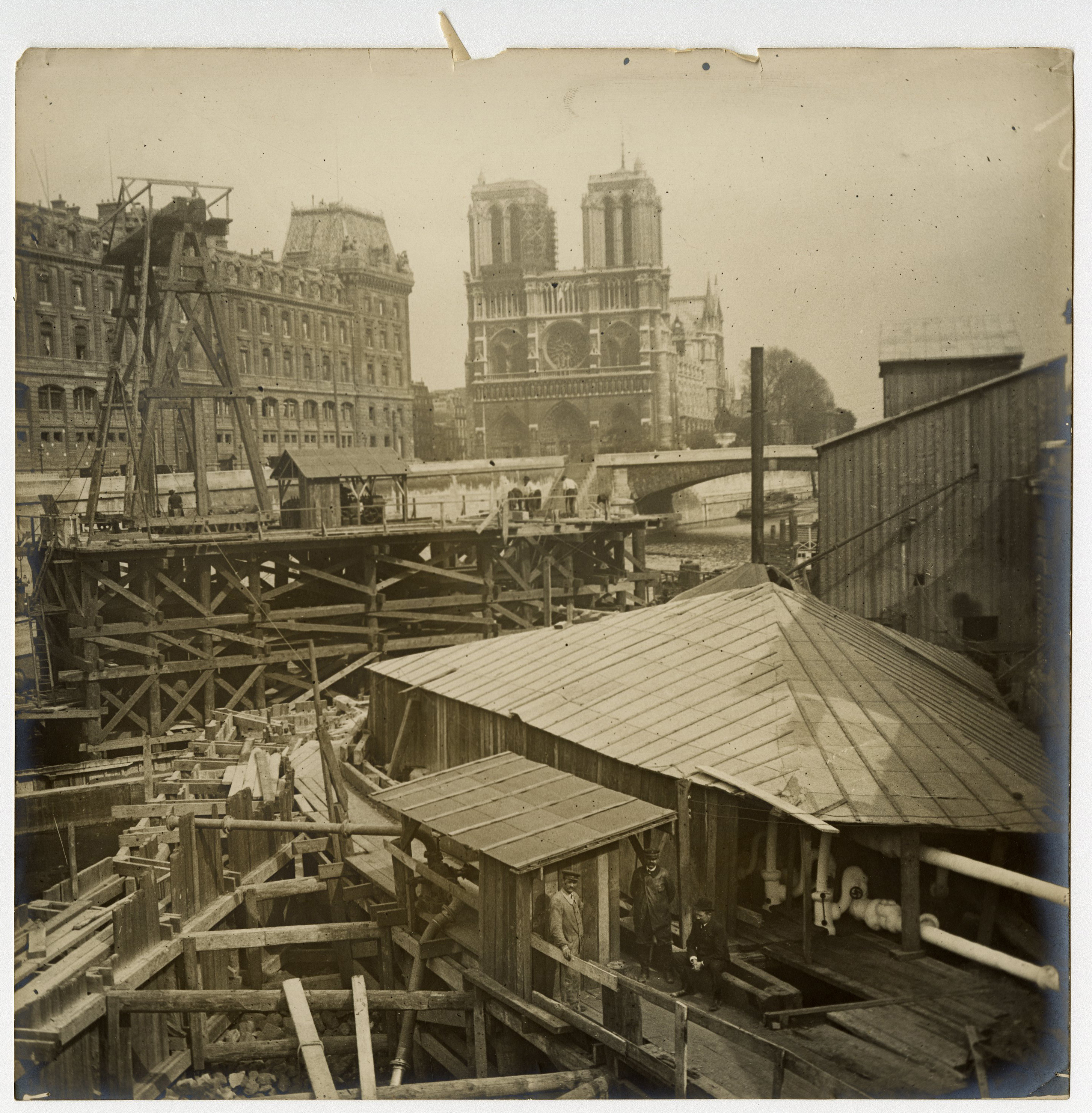 Vue du chantier de creusement du métro parisien.