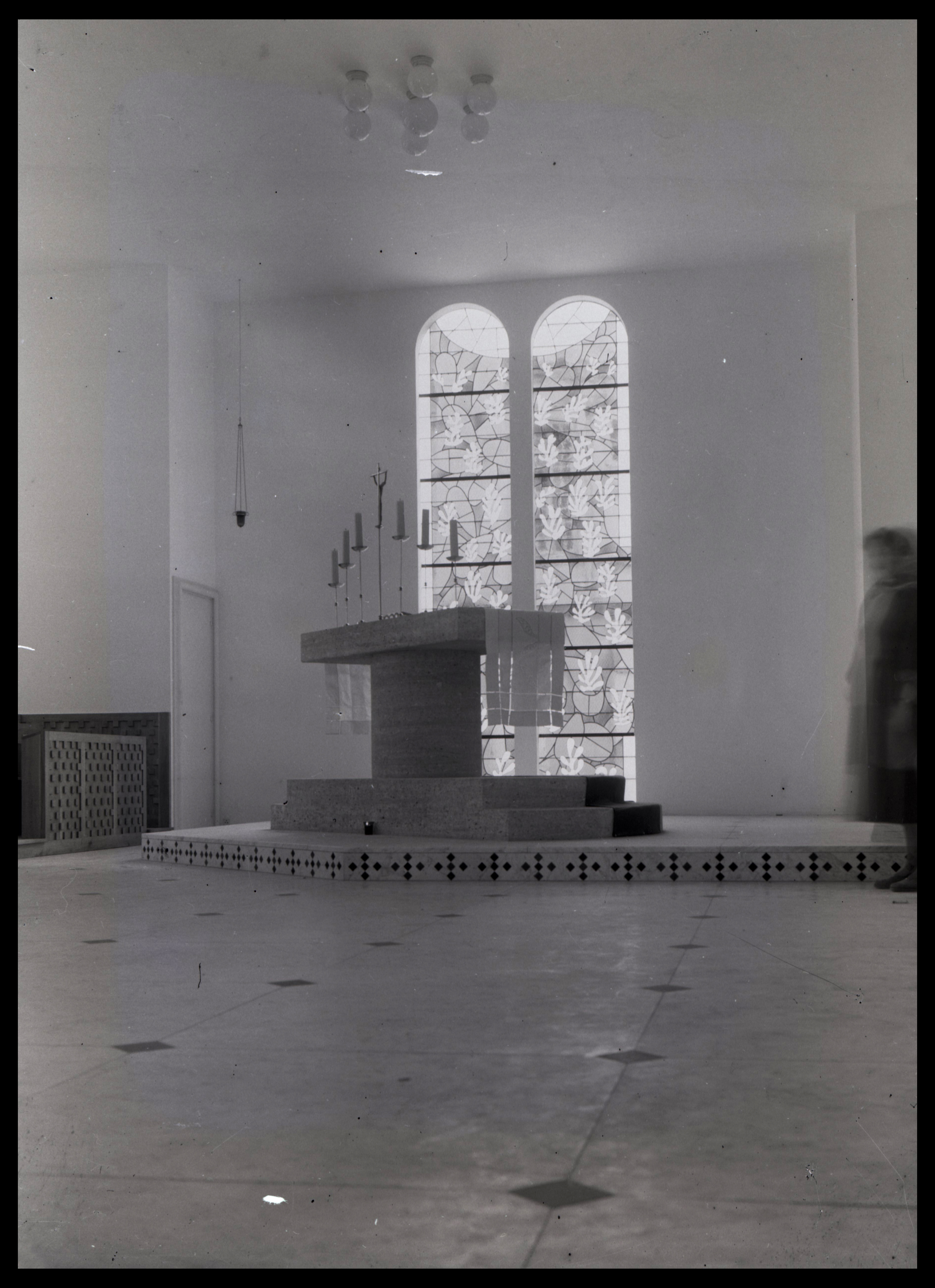 Autel et vitrail "l'arbre de vie" de la chapelle du Rosaire : photographie, [1950].