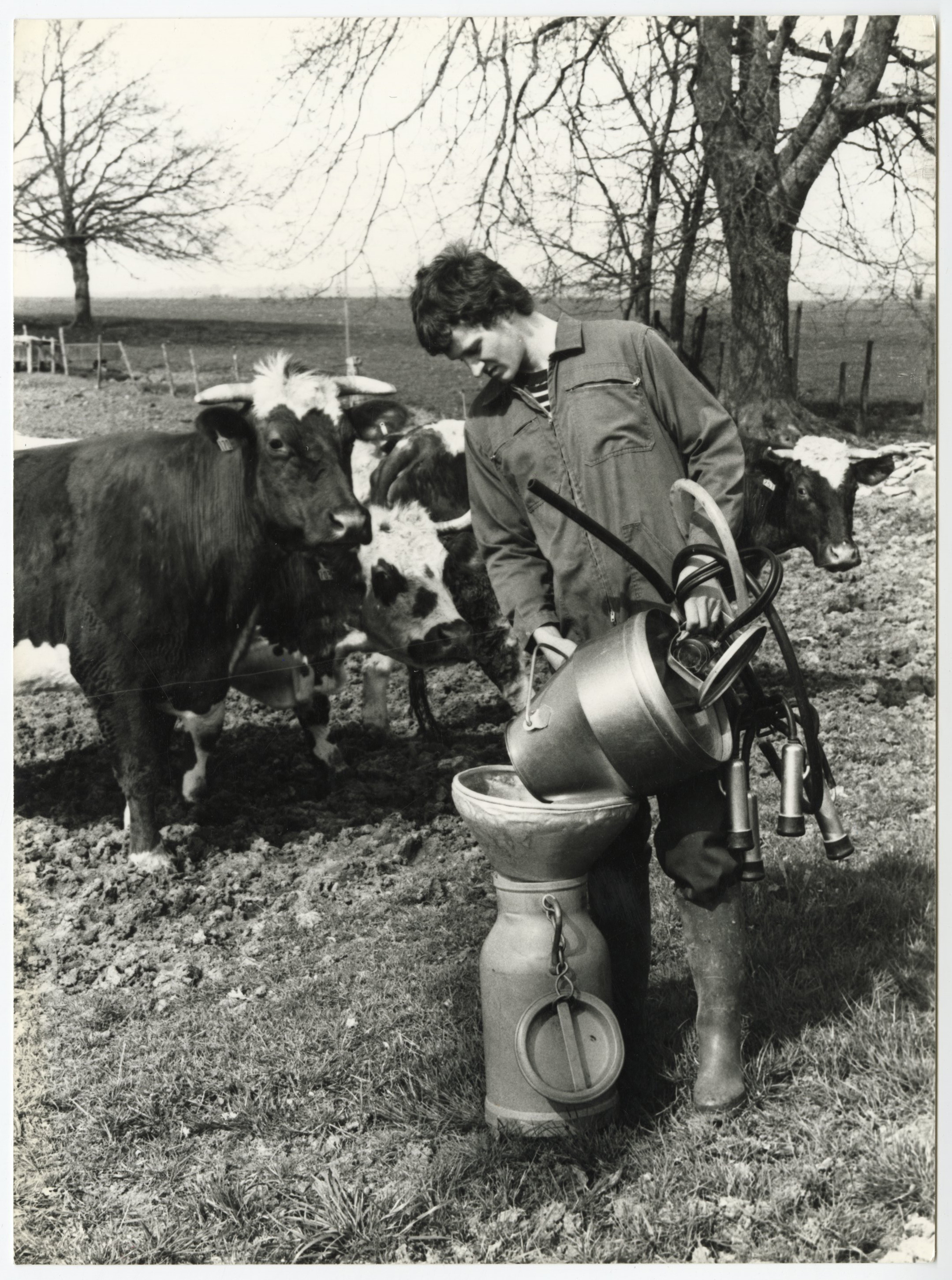 Agriculteur transvasant du lait après la traite de ses vaches : tirage photographique, date & lieu inconnu.