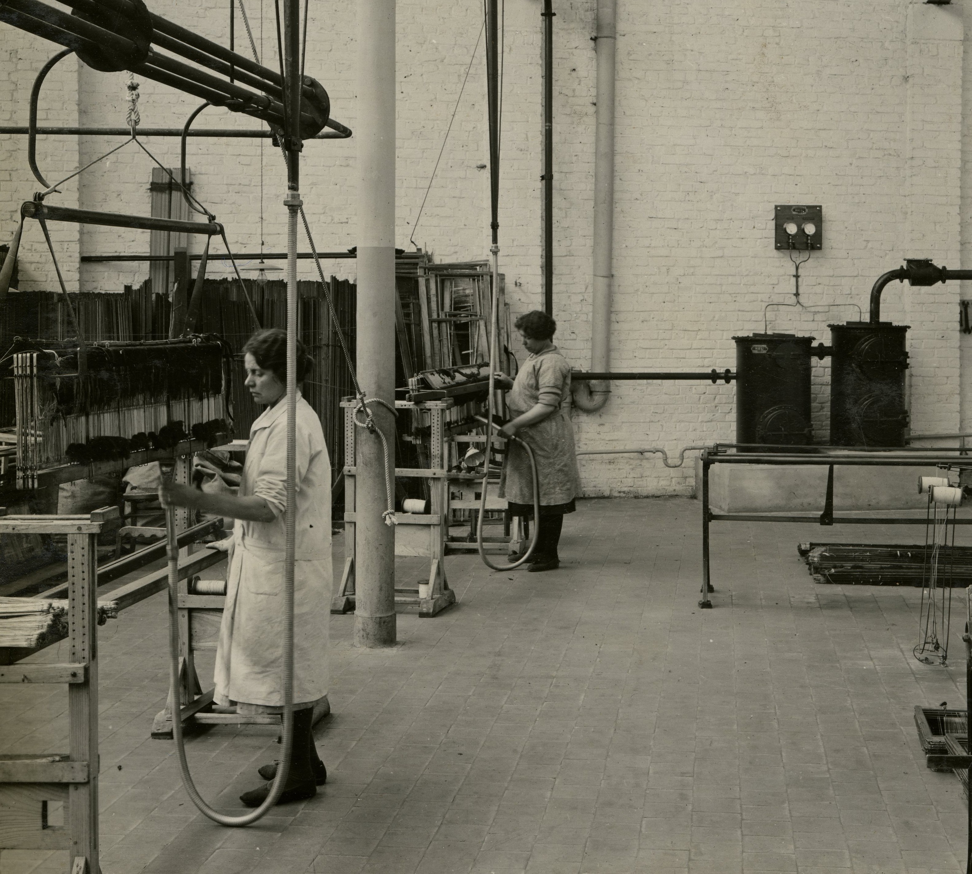 Vue de deux femmes nettoyant des machines.