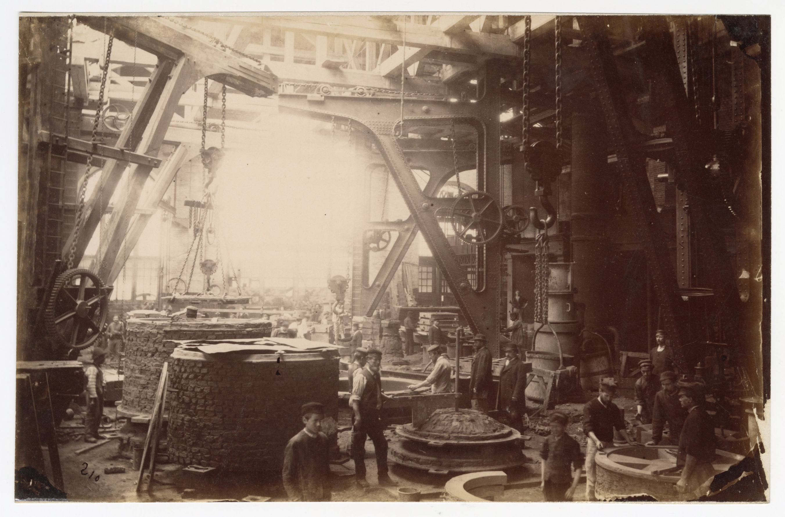 Ouvriers d’un atelier de construction des aciéries Schneider : tirage photographique, Le Creusot (Saône-et-Loire), sans date.
