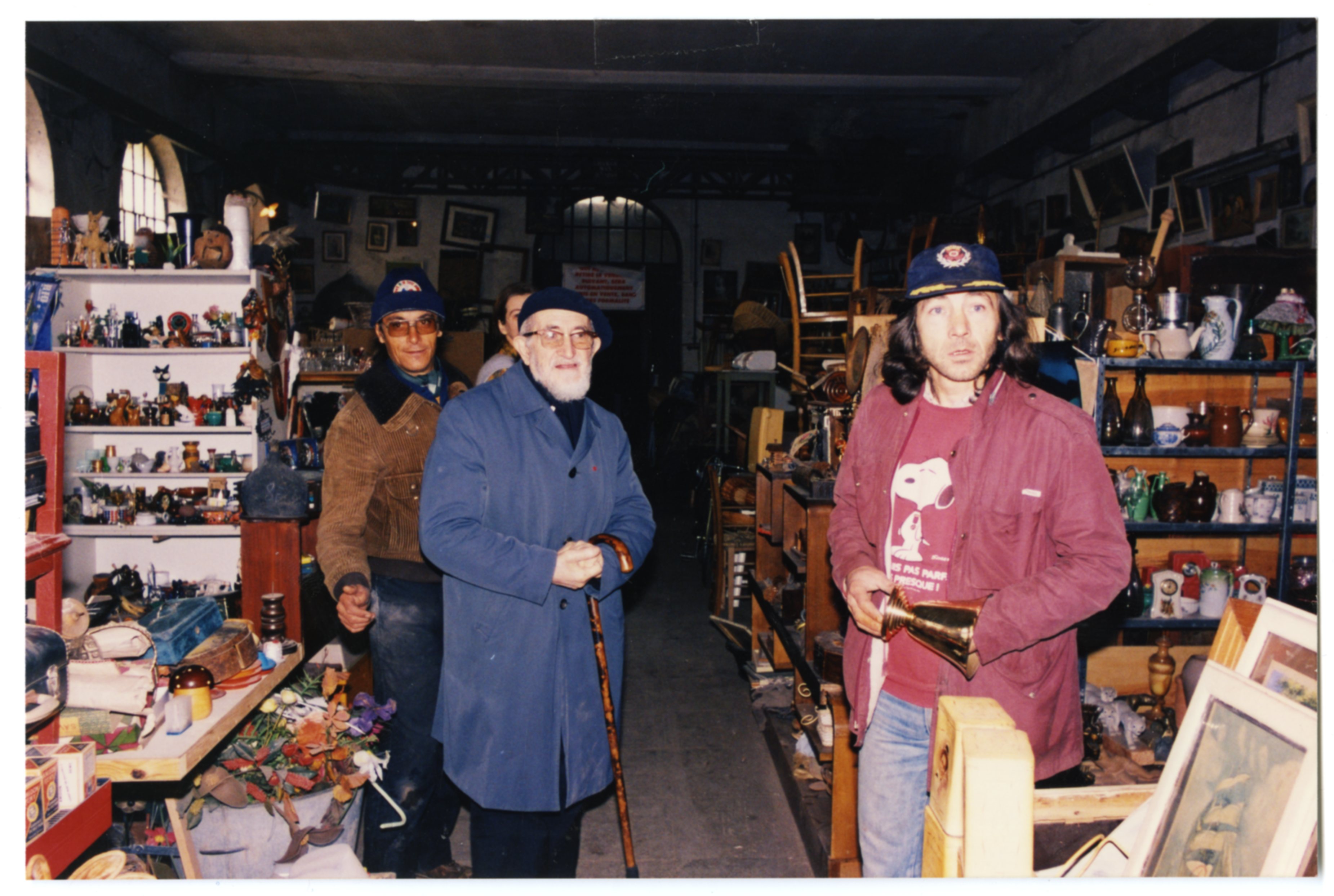 Compagnons du dépôt-vente Emmaüs d’Angoulême (Charente) accueillant l’abbé Pierre : tirage photographique, sans date.