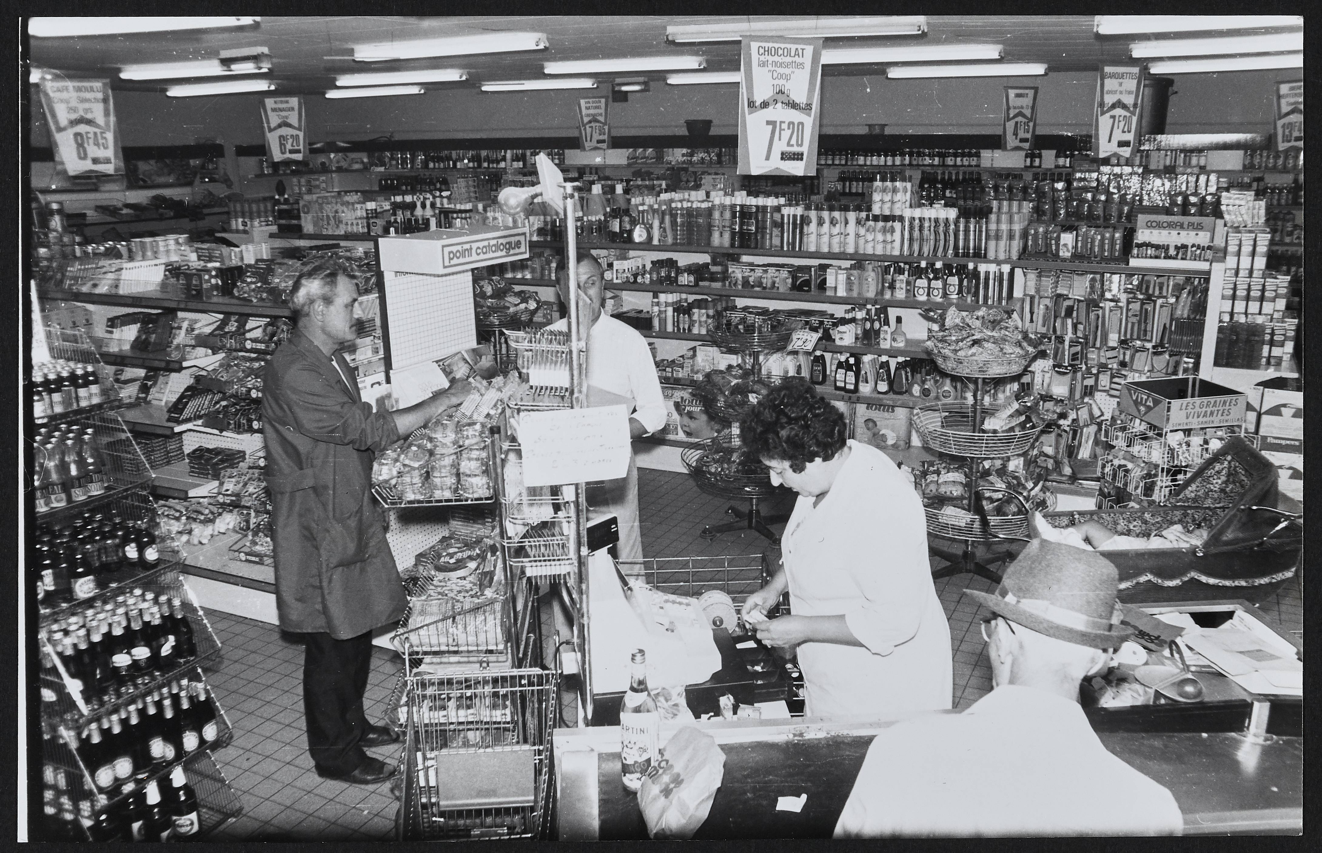 Clients, employés et rayons d'une coopérative minière : tirage photographique, Hulluch (Pas-de-Calais), 1982.