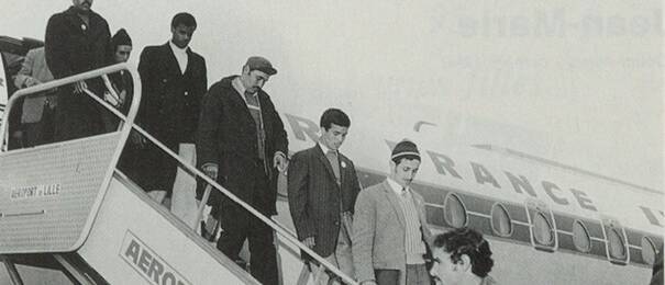 Les mineurs sont recrutés sur place, au Maroc, par Félix Mora. Après 4 jours à l’Office National Français de l’Immigration à Casablanca et un voyage en avion jusqu’à l’aéroport de Lille, ils sont accueillis en France au Centre d’accueil de Noyelles-sous-Lens. ANMT HP 338, Relais, « Le bassin minier du Nord Pas-de-Calais de 46 à 90 à travers les journaux d'entreprise », n°141, janvier 1982.