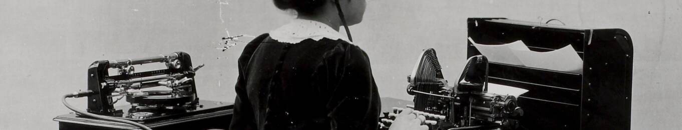 Femme tappant sur une machine à frappe à plat (années 1920).
