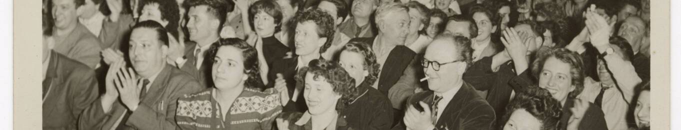Photographies des salariés de Renault applaudissant le chanteur Yves Montant, années 1950.