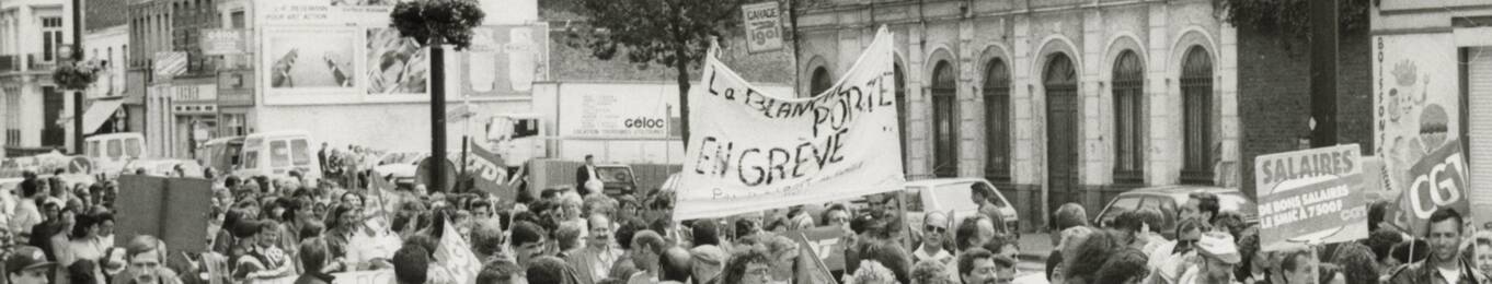 Cortège de grévistes de La Redoute : photographie, mars 1995. ANMT 2019 5 7 - Maria Pi, employée à La Redoute et syndicaliste à la Confédération française démocratique du travail-Vente par correspondance (CFDT-VPC), et à Solidaires, Unitaires, Démocratiques-Vente par correspondance (SUD-VPC).