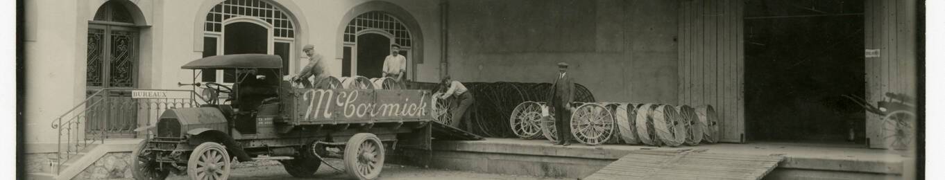Photographie de l’atelier Wallut et cie qui importe et commercialise des machines agricoles et possède l’exclusivité de la distribution de la marque McCormick, s.d.
