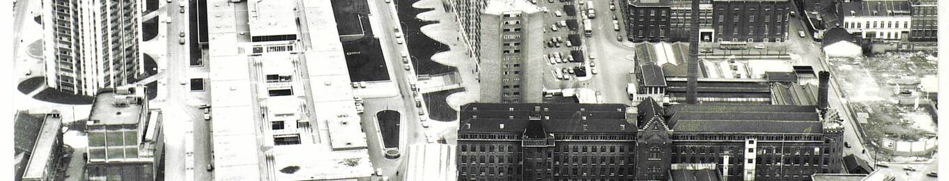 Vue aérienne du centre-ville de Roubaix où le bâti ancien côtoie le moderne : photographie, 1973. ANMT 1988 7 394, Motte-Bossut