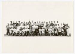 Photographie des participants à la deuxième assemblée mondiale d'Emmaüs internationales à Montréal (Canada), 1971.