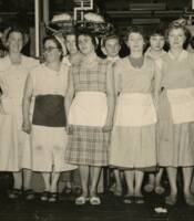 Portrait de groupe d'ouvrières de la filature Le Blan (Canteleu, Lille, Nord), vers 1955.