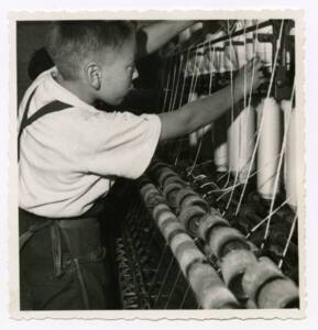 Un jeune garçon travaillant sur sa machine, années 1950.