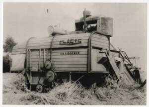Moissonneuse-batteuse tractée : photographie (1935).