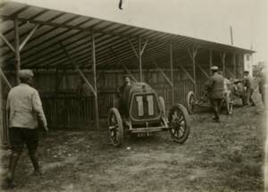 Un coureur automobile dans une voiture de course modèle Clément-Bayard, vers 1908