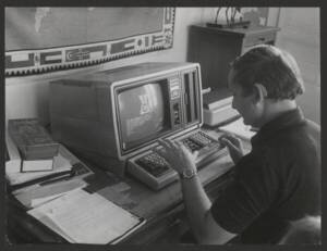 Agriculteur utilisant un minitel : photographie, [années 1990].