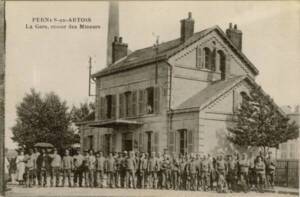 « Pernes-en-Artois (Pas-de-Calais), la gare, retour des mineurs », carte postale, F. Fleury (photographe), Veuve Delarsé-Février (éditeur), 1915 [date de la correspondance].  ANMT 2005 54 131, Pièces isolées iconographiques