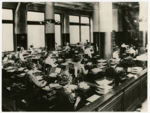 "Pool" de dactylos dans une usine de Chicago (États-Unis) : photographie, 1913.