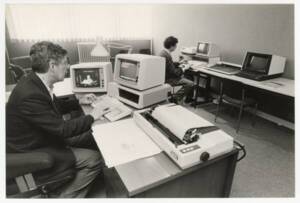 Salle informatique du Laboratoire des pressions et terrains à Nancy (Meurthe-et-Moselle) : photographie, 1986.