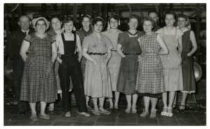 Portrait d’un groupe d’ouvrières textiles : photographie, vers 1955.