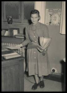 Portrait d'une employée administrative : photographie 1955-1967. ANMT 1989 9 485, Leblan (filature).