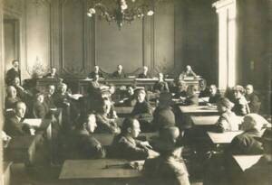 Procès au Tribunal arbitral mixte germano-belge à Genève. – Audience et décision : photographie noir et blanc (cliché Photographia Genève SA 4 rue Petitot à Genève), mai 1922.