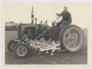Tracteur de la marque Mac Cormick-Farmall : photographie (sans date).