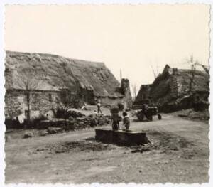 Puits d’eau dans un corps de ferme : photographie, s.d.