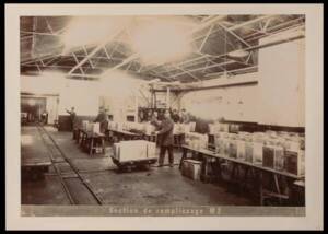 Vue intérieure d’un des ateliers de remplissage d’estagnons de la Société commerciale et industrielle de Naphte Caspienne et de la Mer Noire, tirage photographique noir et blanc, 1896.