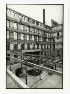 Vue intérieur de l’aile est de l’ancienne filature Motte-Bossut durant les travaux de réhabilitation : photographie, [fin des années 1980].