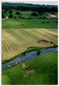 Paysage bocager, activité d’ensilage d’herbes (fourrage d’hiver), lieu et date inconnus.