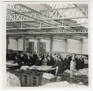 Dirigeants et employés de La Lainière reçoivent fastueusement la reine d’Angleterre : photographie, 1957.