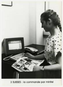 Image d’illustration d’une commande de vêtements par minitel : photographie, 1986.