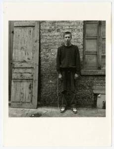 Portrait d’un habitant d’une courée de Roubaix : photographie, [1992-1994].
