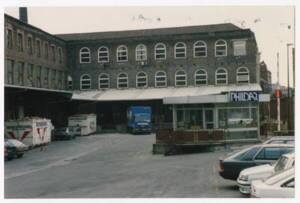 Photographie de l’entrée de l’entreprise Les fils de Louis Muliez (société héritière de Mulliez-Lestienne) à Roubaix, 1975. ANMT 2000 18 31 55, Moreau (Marie-Paule et Bernard), délégués du personnel chez Les fils de Louis Mulliez (Phildar) et militants associatifs.