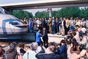 Jacques Fournier (président de la SNCF) félicitant le conducteur de TGV Michel Massinon, sans date.