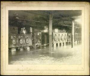 Photographie noir et blanc d’une cuve Kendall installée dans une brasserie, [années 1920]